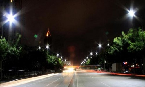 商丘城市照明管理处：为节能减排 冬夜路灯亮一侧